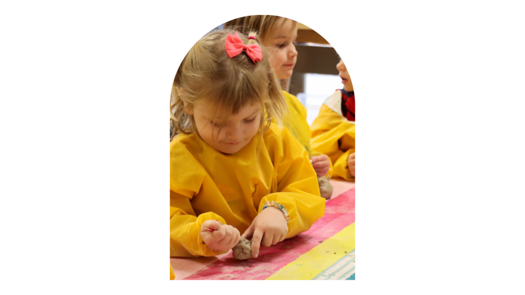 Un atelier créatif lors de la journée maternelle.